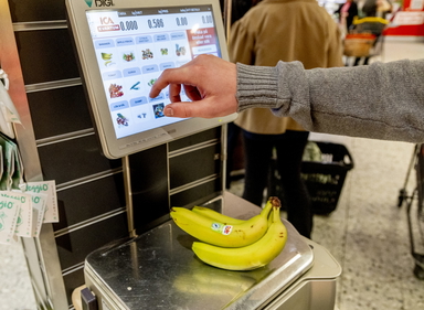 Den 1 april sänks matmomsen från tolv till sex procent. Arkivbild.