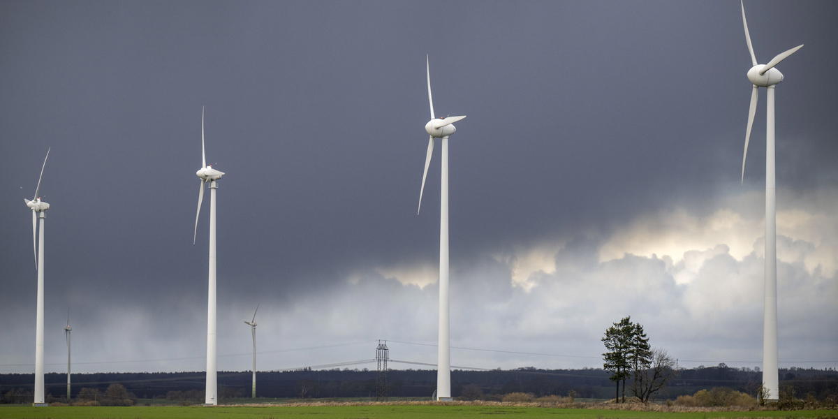 Den som bor granne med ett nybyggt vindkraftverk ska få ersättning, föreslår regeringen. Arkivbild.