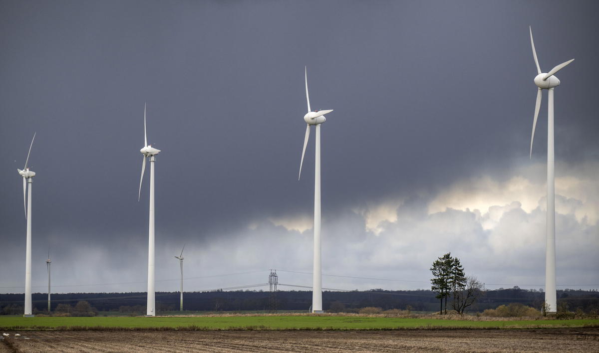 Den som bor granne med ett nybyggt vindkraftverk ska få ersättning, föreslår regeringen. Arkivbild.