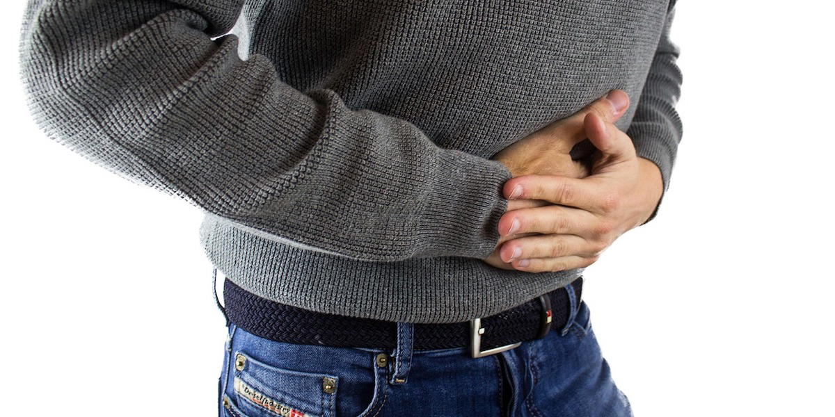 En man har ont i magen. En ny studie visar att var du bor kan påverka bakterierna i din tarm och därmed i förlängningen även hur du mår.