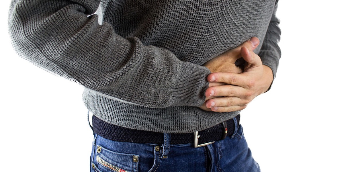 En man har ont i magen. En ny studie visar att var du bor kan påverka bakterierna i din tarm och därmed i förlängningen även hur du mår.