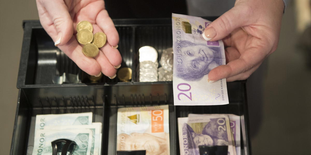 En gräns på 10 000 kronor föreslås av Riksbanken när det gäller kontantköp inom handeln. Arkivbild. 
