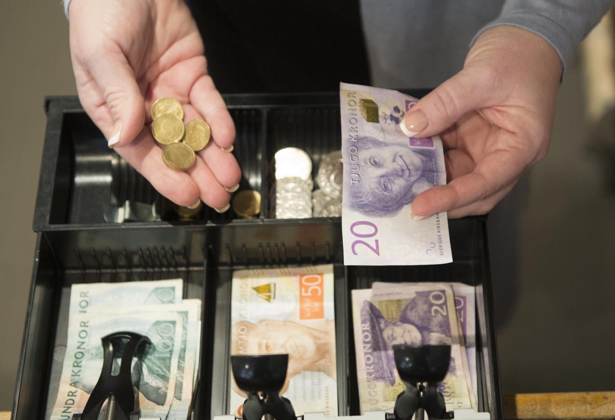 En gräns på 10 000 kronor föreslås av Riksbanken när det gäller kontantköp inom handeln. Arkivbild. 