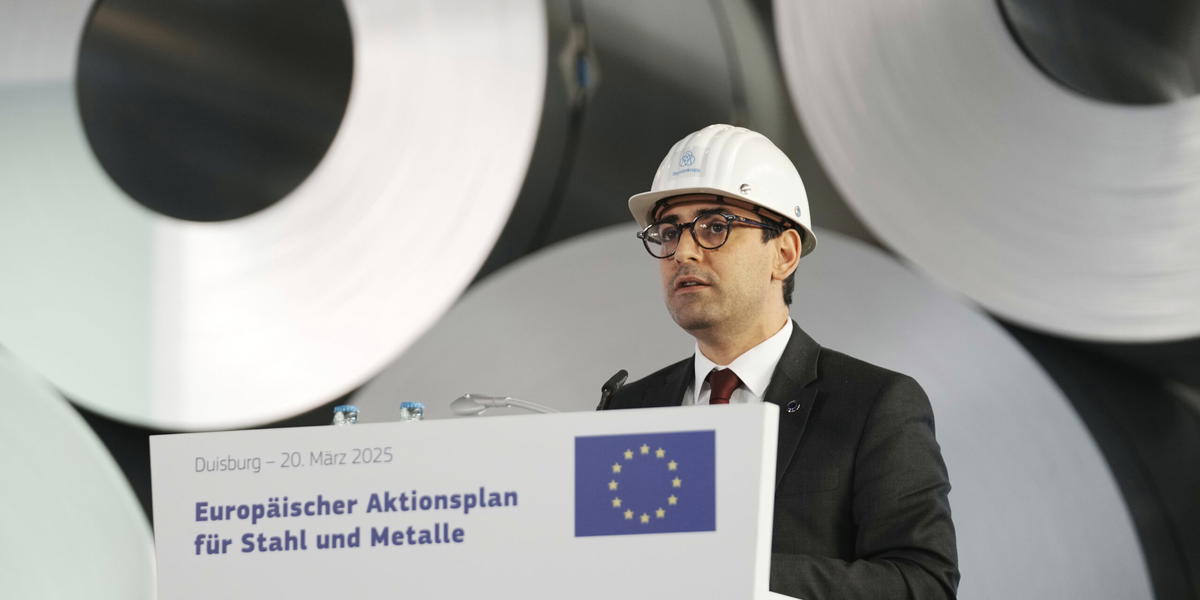EU:s industrikommissionär Stéphane Séjourné under ett besök på ett stålverk i Tyskland i fjol. Arkivbild.