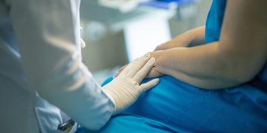 Sjukvårdspersonal och patient. Det finns ett läkemedel som är godkänt i EU och som kan stoppa sjukdomsförloppet för vissa ALS-patienter, men eftersom regionerna avråds från att använda det är det inte är tillgängligt i Sverige