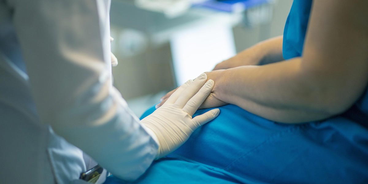 Sjukvårdspersonal och patient. Det finns ett läkemedel som är godkänt i EU och som kan stoppa sjukdomsförloppet för vissa ALS-patienter, men eftersom regionerna avråds från att använda det är det inte är tillgängligt i Sverige