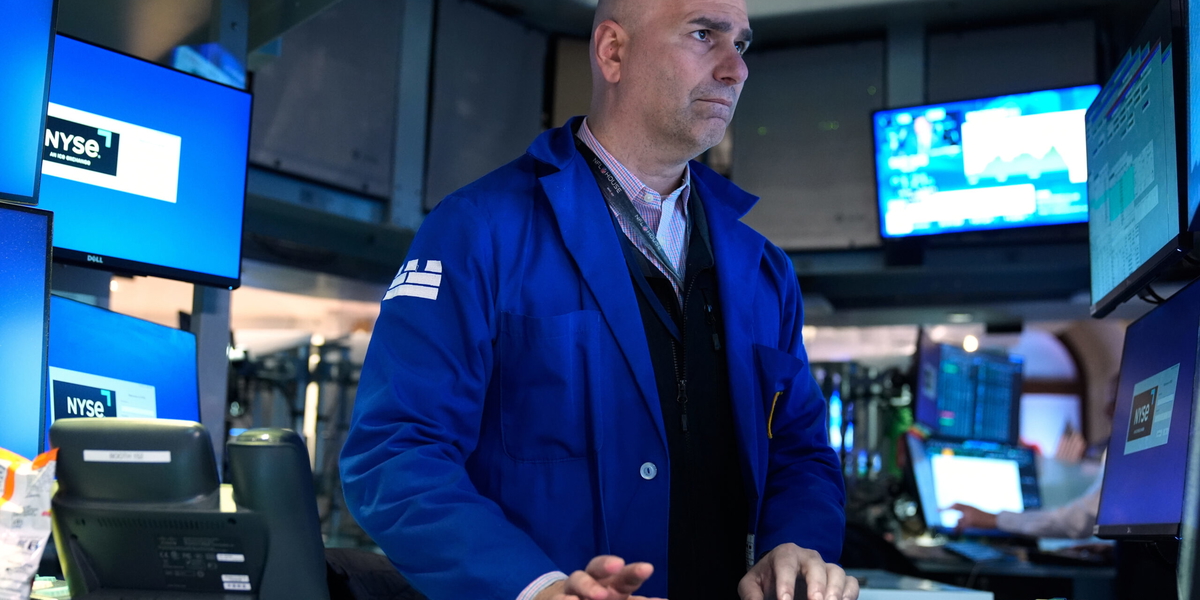 Handlare i det anrika börshuset i New York ser hur de ledande aktieindexen stiger under tisdagen.