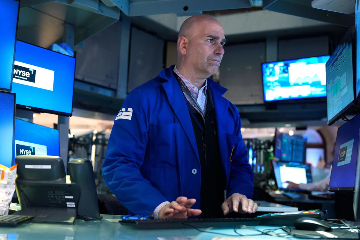 Handlare i det anrika börshuset i New York ser hur de ledande aktieindexen stiger under tisdagen.