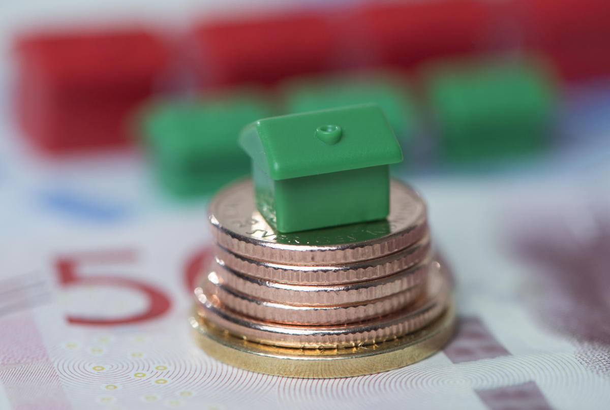 Högre långa marknadsräntor får allt fler banker att höja räntorna på bolån med längre bindningstider. Arkivbild