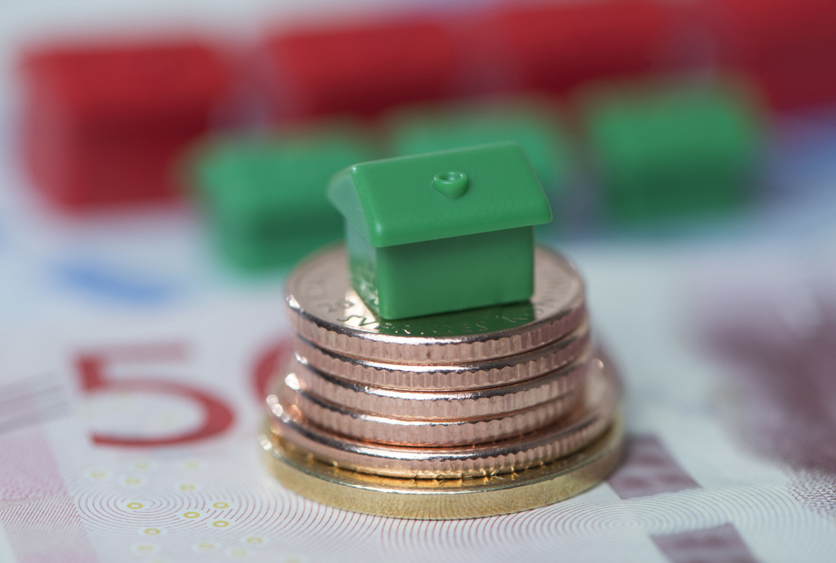 Högre långa marknadsräntor får allt fler banker att höja räntorna på bolån med längre bindningstider. Arkivbild