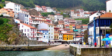 Cudillero i Asturien, Spanien, landet där privatpersoner enligt lag har rätt att få hyreskontrakt som löper i fem år. Efter de fem åren kan hyresvärden säga upp hyresgästen och höja hyran avsevärt, nu riskerar flera hundra tusen hyresgäster i Spanien att drabbas av det