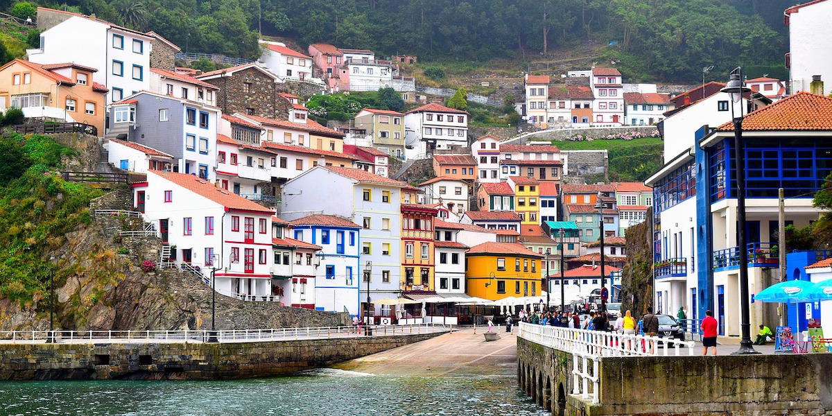 Cudillero i Asturien, Spanien, landet där privatpersoner enligt lag har rätt att få hyreskontrakt som löper i fem år. Efter de fem åren kan hyresvärden säga upp hyresgästen och höja hyran avsevärt, nu riskerar flera hundra tusen hyresgäster i Spanien att drabbas av det