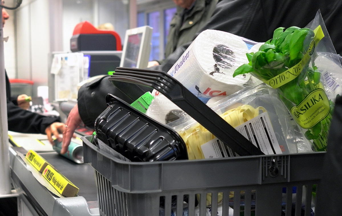 Matpriserna stod i princip stilla under februari, enligt Matpriskollens genomgång. Arkivbild. 