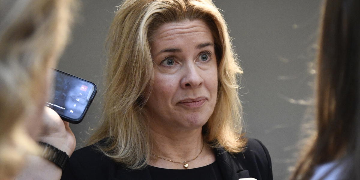 Nästan sex av tio vuxna svenskar behöver fylla på med kontanter hemma för att nå upp till Riksbankens nya rekommendation om tusen kronor per vuxen i hushållet, enligt förste vice riksbankschef Aino Bunge. Arkivbild