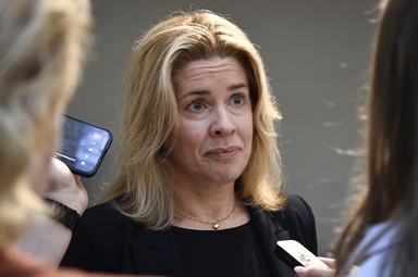 Nästan sex av tio vuxna svenskar behöver fylla på med kontanter hemma för att nå upp till Riksbankens nya rekommendation om tusen kronor per vuxen i hushållet, enligt förste vice riksbankschef Aino Bunge. Arkivbild