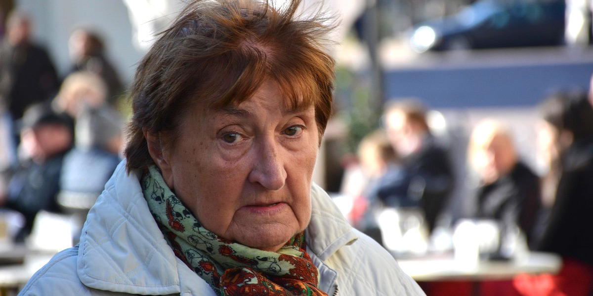 En äldre kvinna. En studie visar att åldersdiskrimineringen på arbetsmarknaden gör att chanserna att få nytt jobb minskar kraftigt efter 60 års ålder och att de som drabbas hårdast är lågutbildade kvinnor.