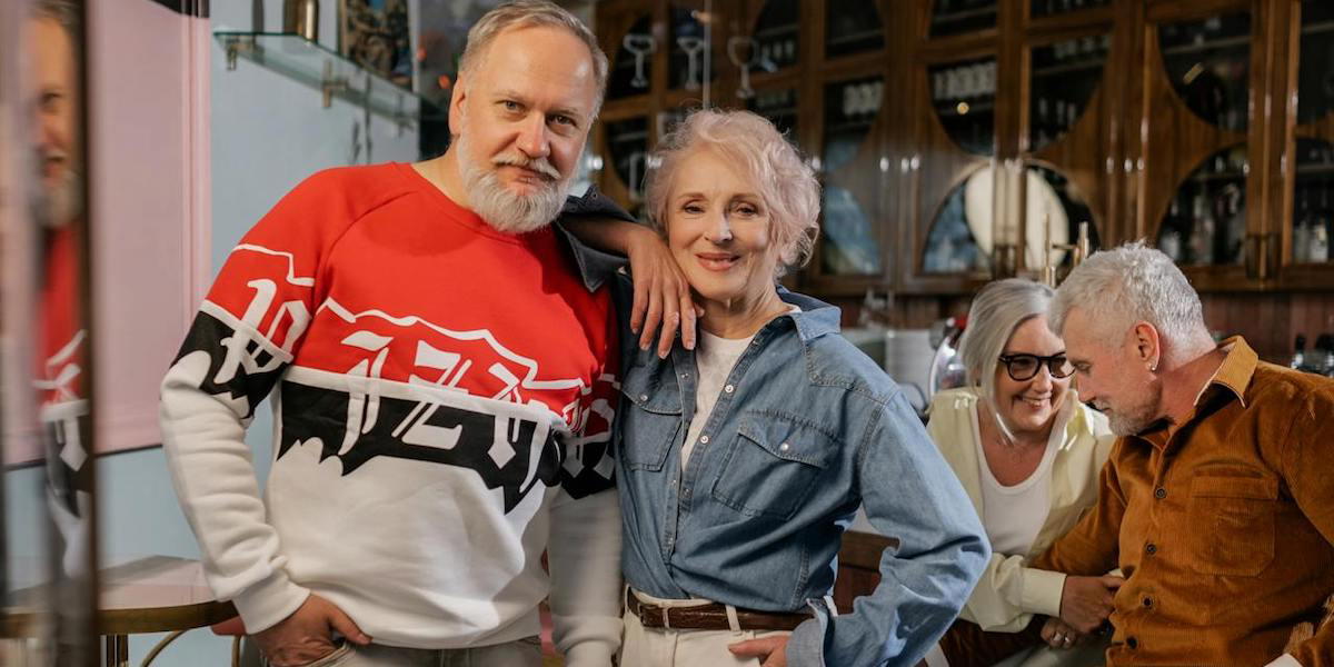 Två äldre par. En ny studie visar att många faktiskt får fysiska och, eller kognitiva förbättringar när de åldras.