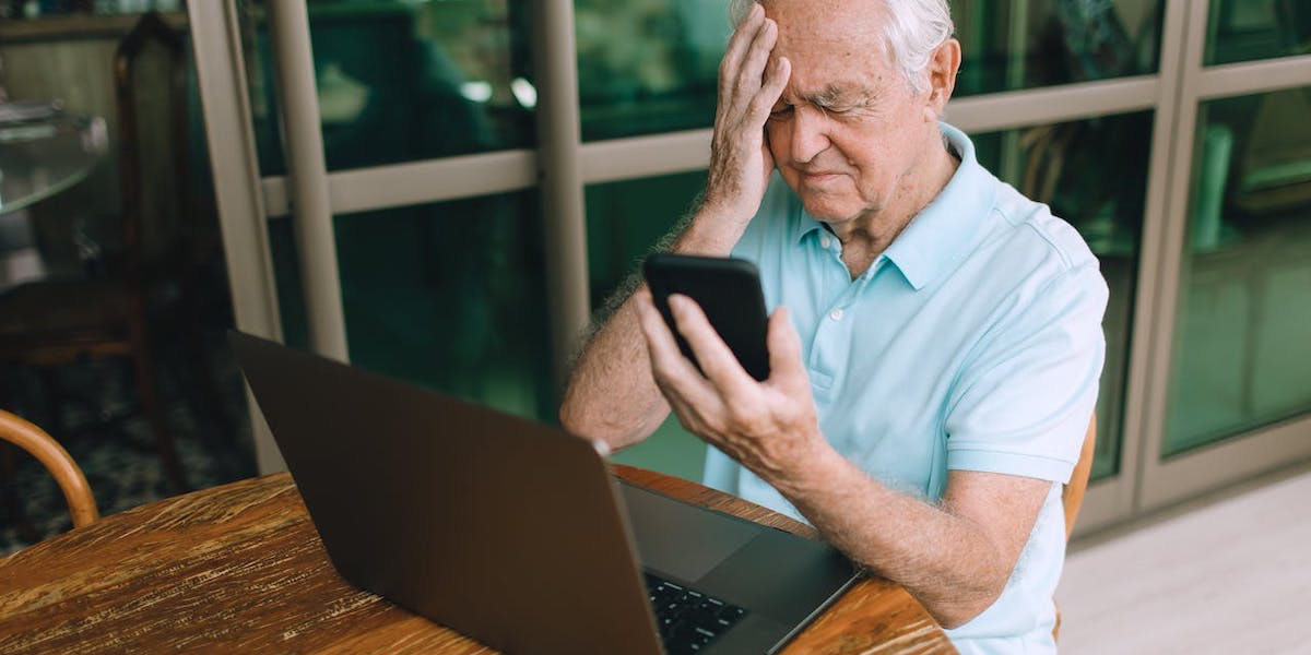 En man funderar. Ta reda på hur din framtida pension påverkas av att du arbetar deltid några år innan du blir pensionär.