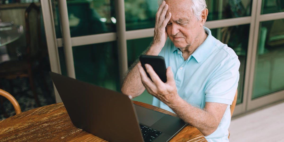 En man funderar. Ta reda på hur din framtida pension påverkas av att du arbetar deltid några år innan du blir pensionär.