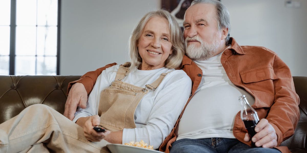 Ett äldre par. En ny undersökning visar att äldre känner sig mindre ensamma än yngre.