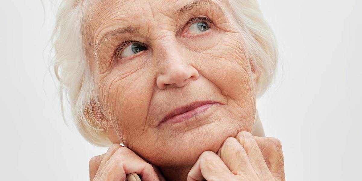 En kvinna funderar. I hela Europa lever människor allt längre och vår ökade livslängd sätter ekonomisk press på pensionssystemen