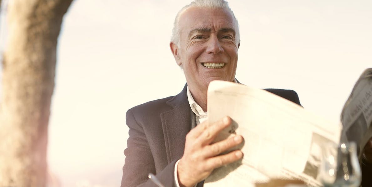 En glad pensionär. År 2024 såg vi ett trendbrott i kompensationsgraden för den totala pensionen, den ökade med 6 procentenheter.