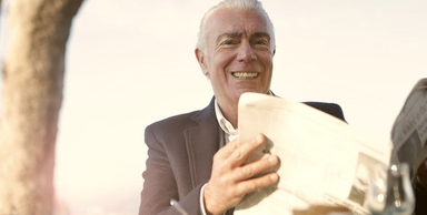 En glad pensionär. År 2024 såg vi ett trendbrott i kompensationsgraden för den totala pensionen, den ökade med 6 procentenheter.