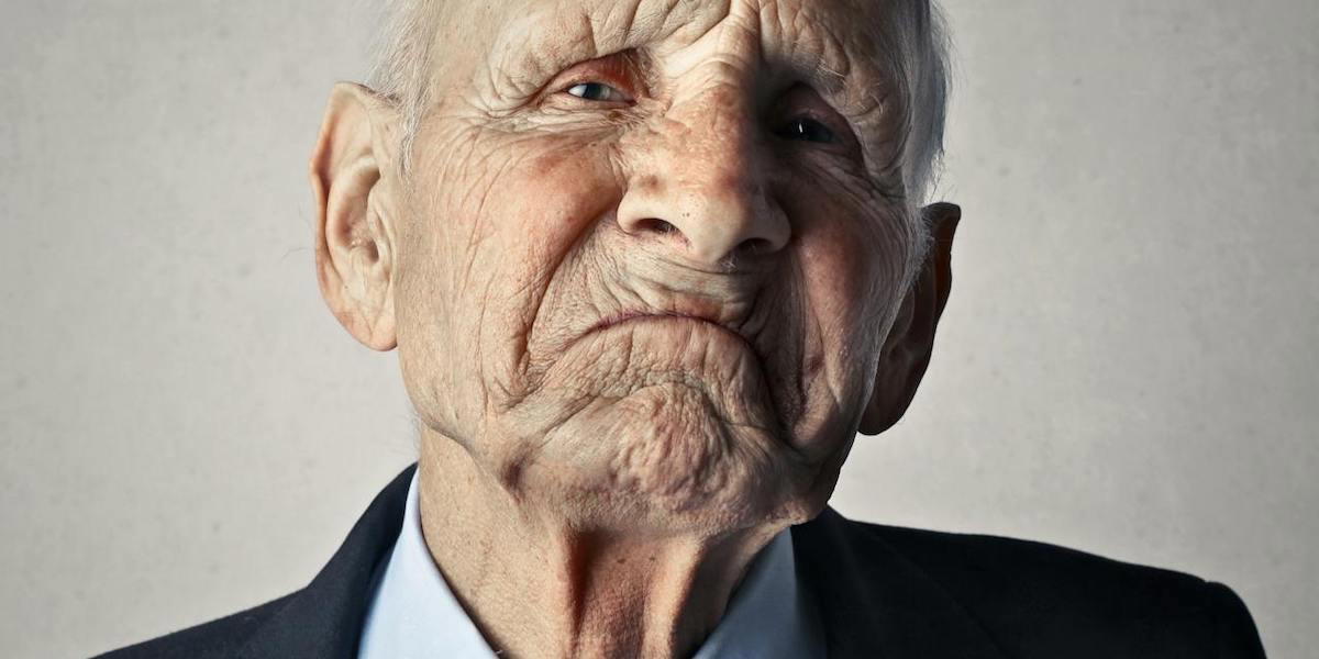 En äldre man ser missnöjd ut. En ny undersökning visar att en majoritet av Sveriges befolkning tycker att respektavståndet ska vara större