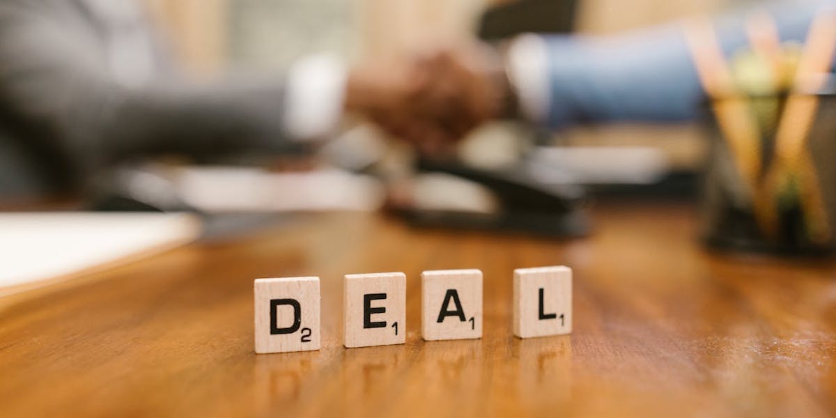 Två personer skakar hand. Du kan tjäna tusenlappar på att förhandla dig till en bra deal, här ger en beteendeekonom och psykolog sin syn på hur förhandling fungerar.