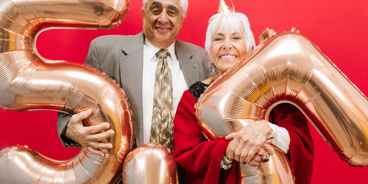 Ett par firar och håller i siffrorna 65. När pensionen närmar sig kan det fortfarande finnas möjlighet att förbättra den framtida inkomsten