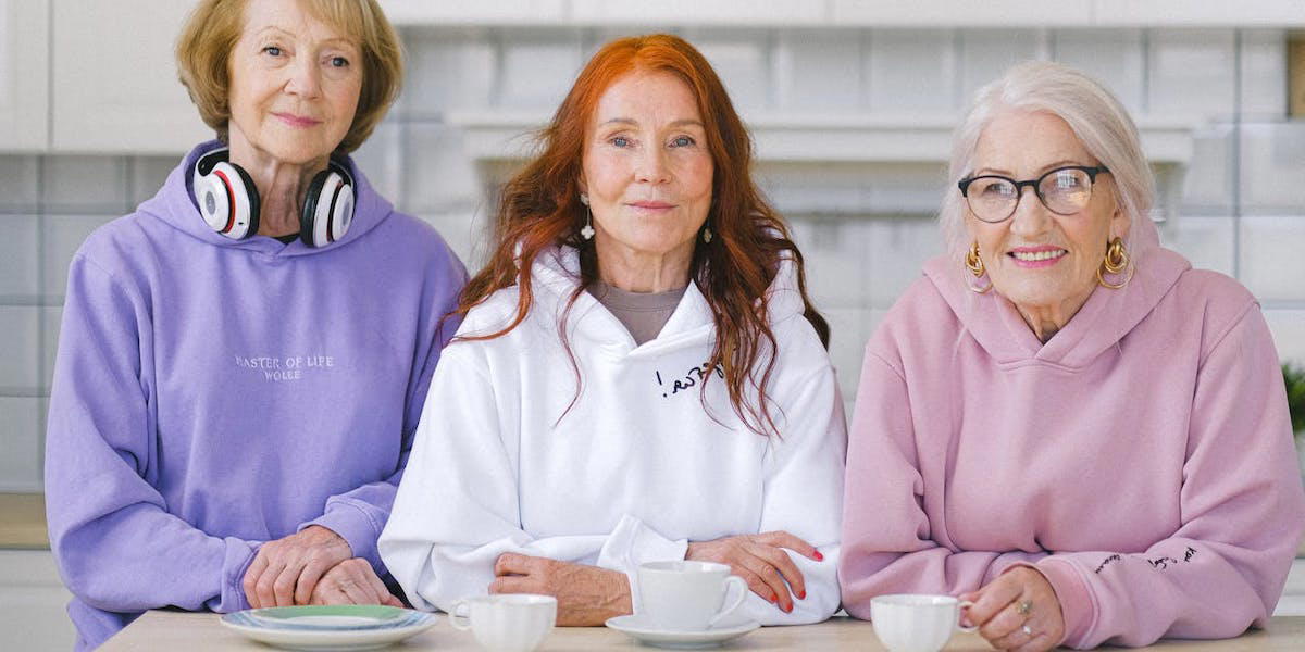 Tre kvinnor. Marknaden för klimakterieprodukter har ökat kraftigt och en professor i etnologi har tittat närmare på kommersialiseringen av klimakteriet.