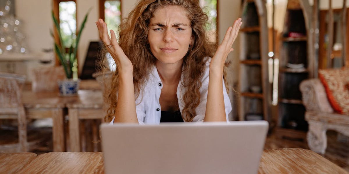 En kvinna sitter frågande framför datorn. Efter den senaste lanseringen av ChatGPT Health är här är några saker du kan tänka på innan du använder AI-chattrobotar för medicinsk rådgivning.