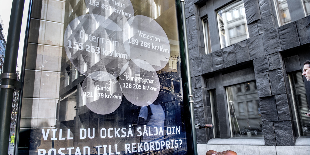 Reklam för ett mäklarföretag utanför Sveriges Riksbank vid Brunkebergstorg. Arkivbild.  