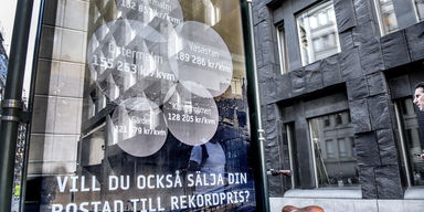 Reklam för ett mäklarföretag utanför Sveriges Riksbank vid Brunkebergstorg. Arkivbild.  