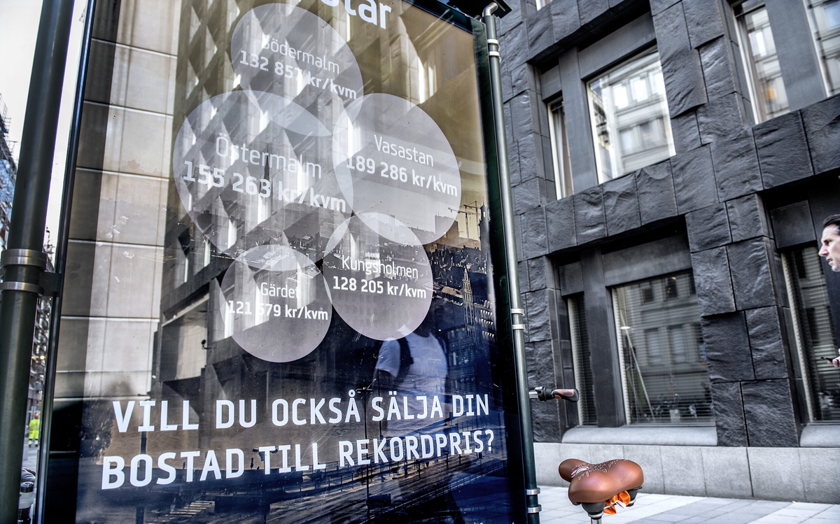 Reklam för ett mäklarföretag utanför Sveriges Riksbank vid Brunkebergstorg. Arkivbild.