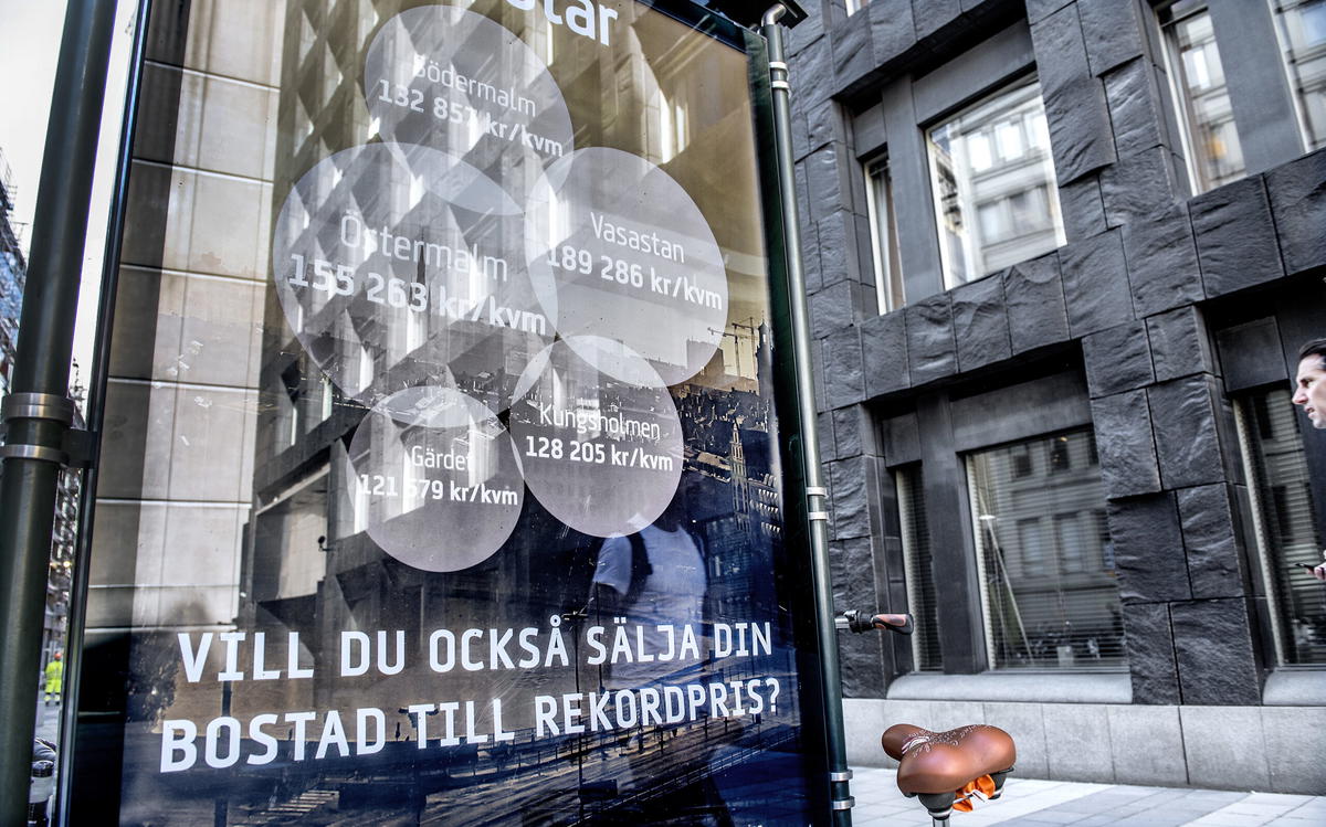 Reklam för ett mäklarföretag utanför Sveriges Riksbank vid Brunkebergstorg. Arkivbild.