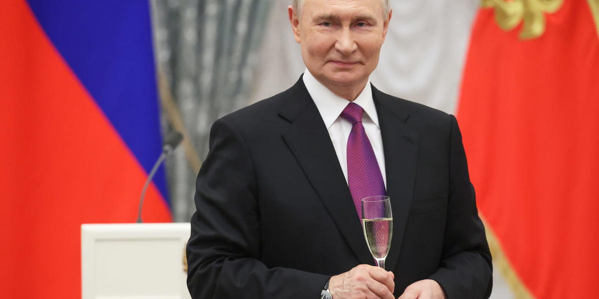 Rysslands president Vladimir Putin skålar i samband med en prisceremoni i Kreml i november 2025.