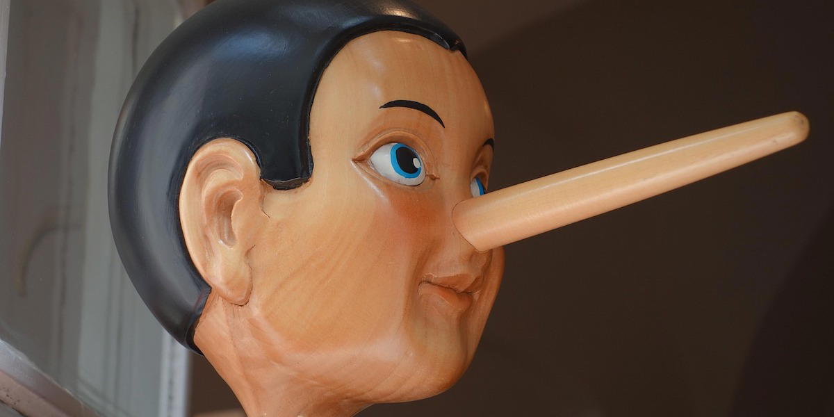 Trädockan Pinocchio, i sagan växer hans näsa när han ljuger, men för oss människor är det inte lika lätt att avslöja en lögn.