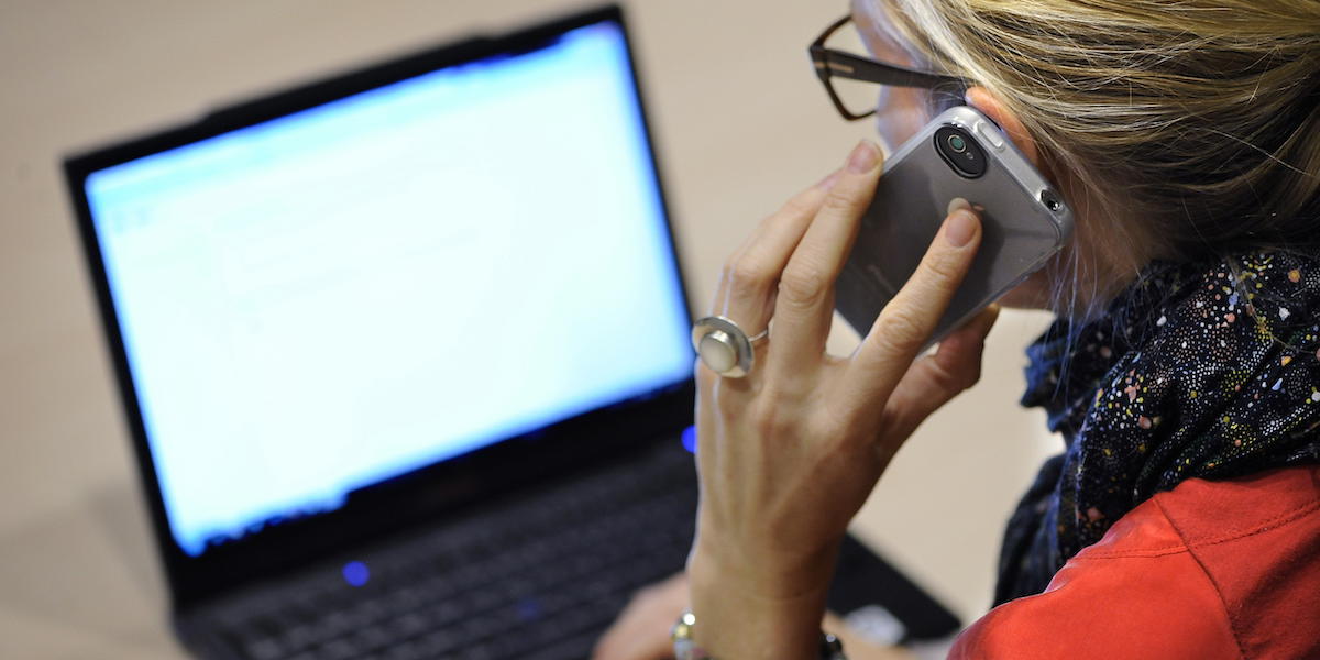 En kvinna pratar i en mobil framför en bärbar dator. Det började med ett telefonsamtal från en säljare som lovade en drömdeal, men slutade med att hon förlorade 500 000 kronor.