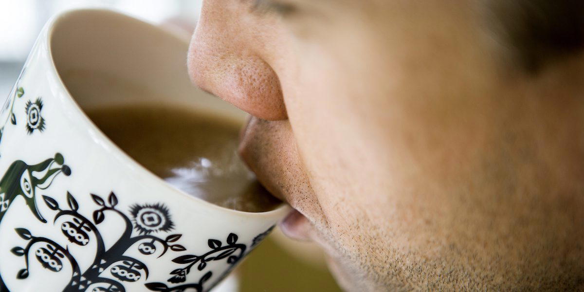 En man dricker kaffe. Ett av åldersforskarens knep är att dricka fem koppar kaffe om dagen, de flesta utan mjölk, men han säger att det skulle räcka med två.