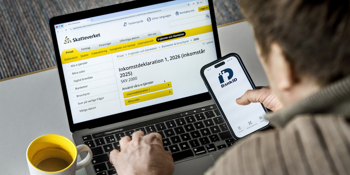 En man deklarerar digitalt med dator.