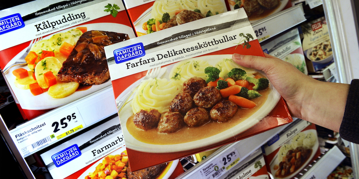 Färdigmat, frysta portionsförpackningar. Frysta färdigrätter är exempel på ultraprocessad mat, nu har forskare kommit fram till att vårt skelett försvagas om vi äter mycket ultraprocessade livsmedel.