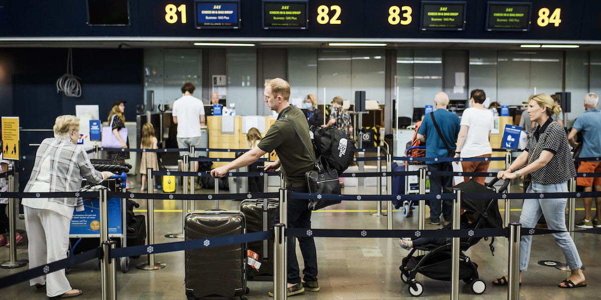 Resenärer på Arlanda flygplats. Svenskarnas lust att resa verkar inte påverkas av oron i Mellanöstern utan de fortsätter att boka resor.