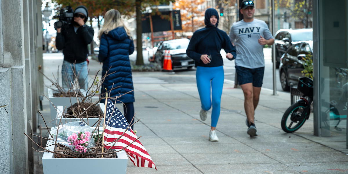 Några amerikaner joggar på en trottoar och den amerikanska flaggan syns nedstoppad i en blomkruka. Under 2025 ökade antalet amerikaner som gjorde förtida uttag från sina pensionssparanden, något som kan ses som ett tecken på att en del amerikanska hushåll har ekonomiska svårigheter.
