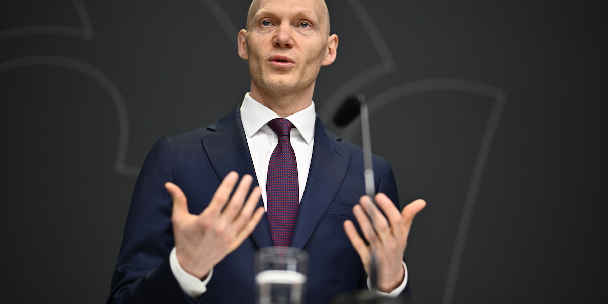 Finansmarknadsminister Niklas Wykman (M), han säger att det är en genuin intressekonflikt när privatpersoner och företag får sina bankkonton avstängda och sina liv begränsade i jakten på kriminella nätverk.