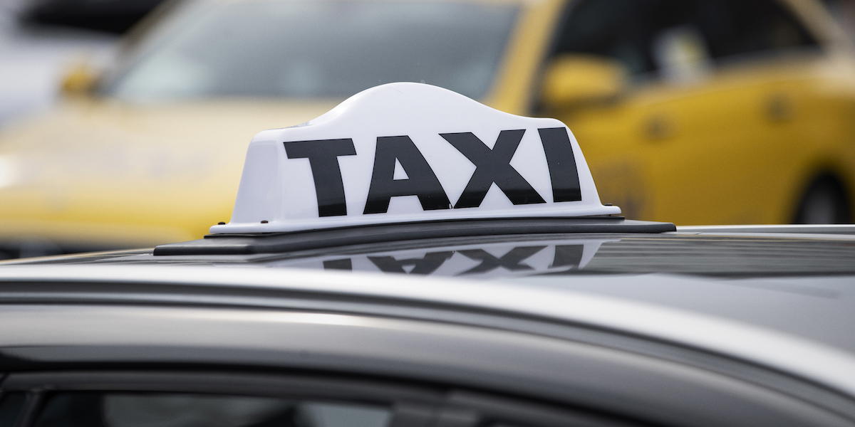 Taxiskylt. 75-åriga Ola Månsson fortsätter köra taxi och tycker inte att det är nödvändigt att gå i pension bara för att han har passerat 65.