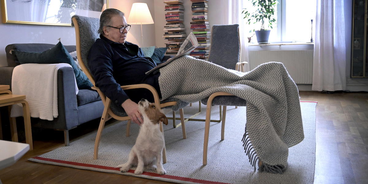 En pensionär bor ensam.