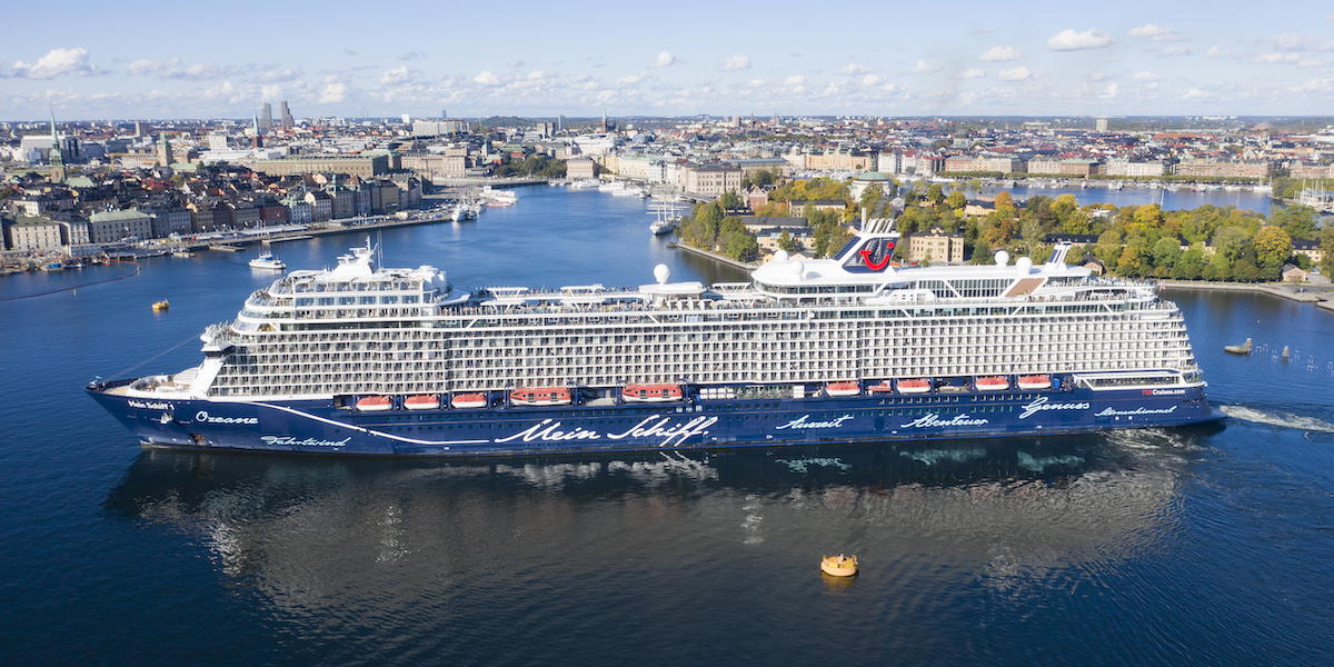 Det fyrstjärniga kryssningsfartyget Mein Schiff 1. Det finns pensionärer som bor på kryssningsfartyg under sin pension, huruvida det finns några som spenderar sin pension på det här fartyget är dock oklart.
