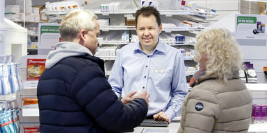 Kunder handlar på ett apotek. Apotek är skyldiga att erbjuda och upplysa dig om ett läkemedelsutbyte, alltså ett likvärdigt och billigare alternativ till den medicin din läkare har skrivit ut, men okunskap gör att många tackar nej.