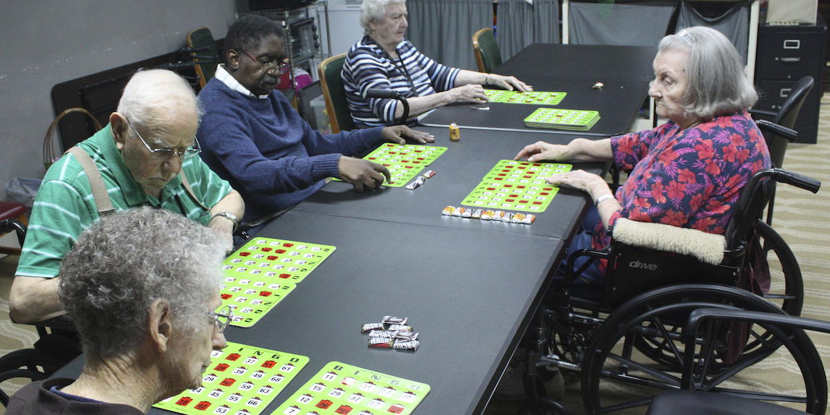 Pensionärer spelar bingo. Pensionärsbingo stoppades av polisen på grund av en spellag som bara tillåter bara spel om pengar i auktoriserade lokaler.